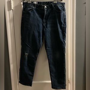gap skinny jeans with small distressing on the knee.
